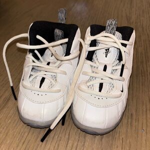 Kids NIKE White and Black Sneakers 5c great condition